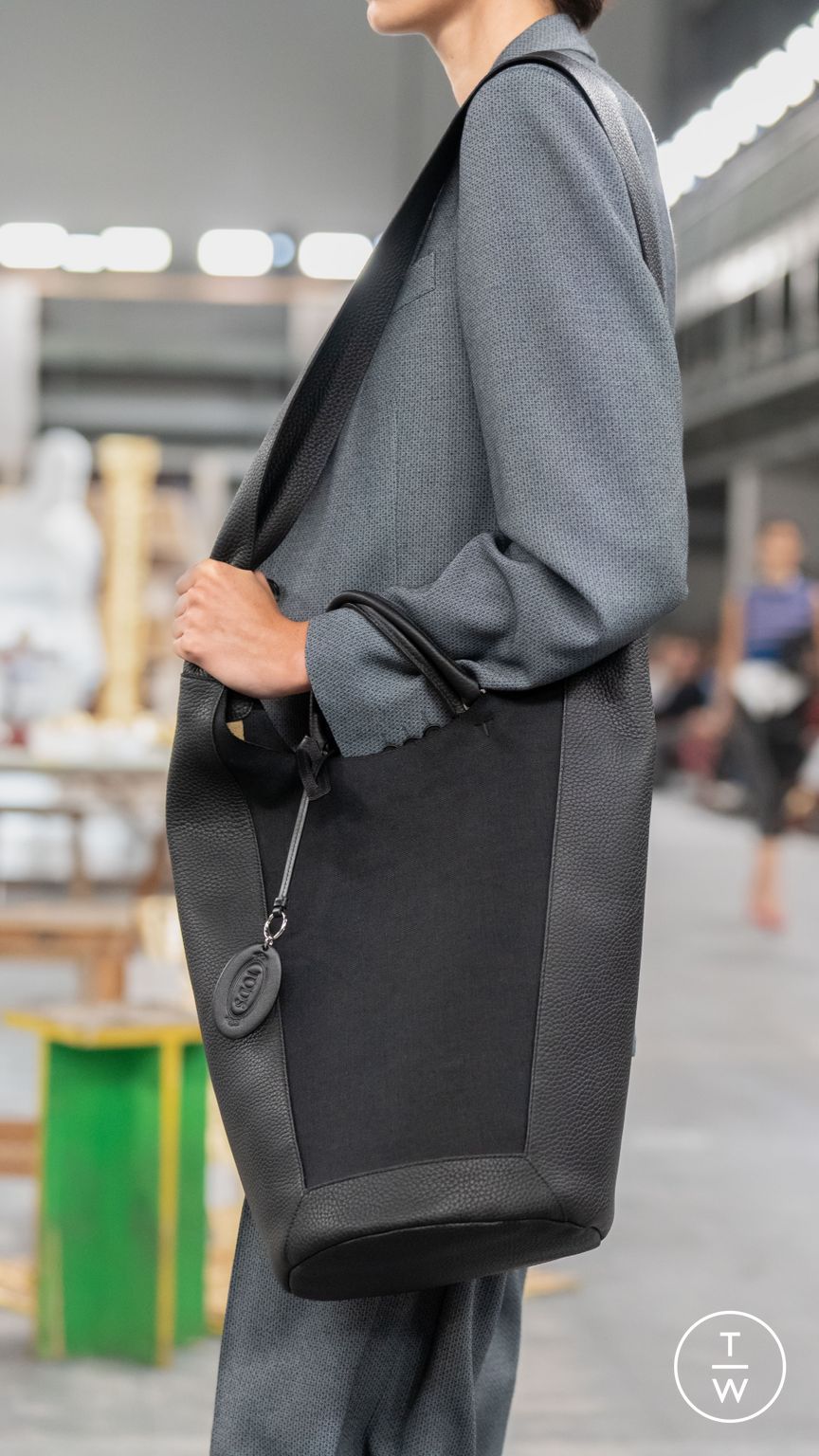 Fashion Week Paris Spring/Summer 2024 look 38 from the Tod's collection womenswear accessories
