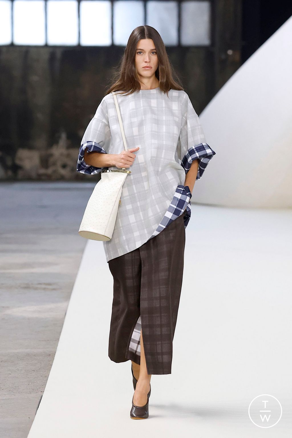Fashion Week Milan Spring/Summer 2025 look 22 from the Tod's collection womenswear