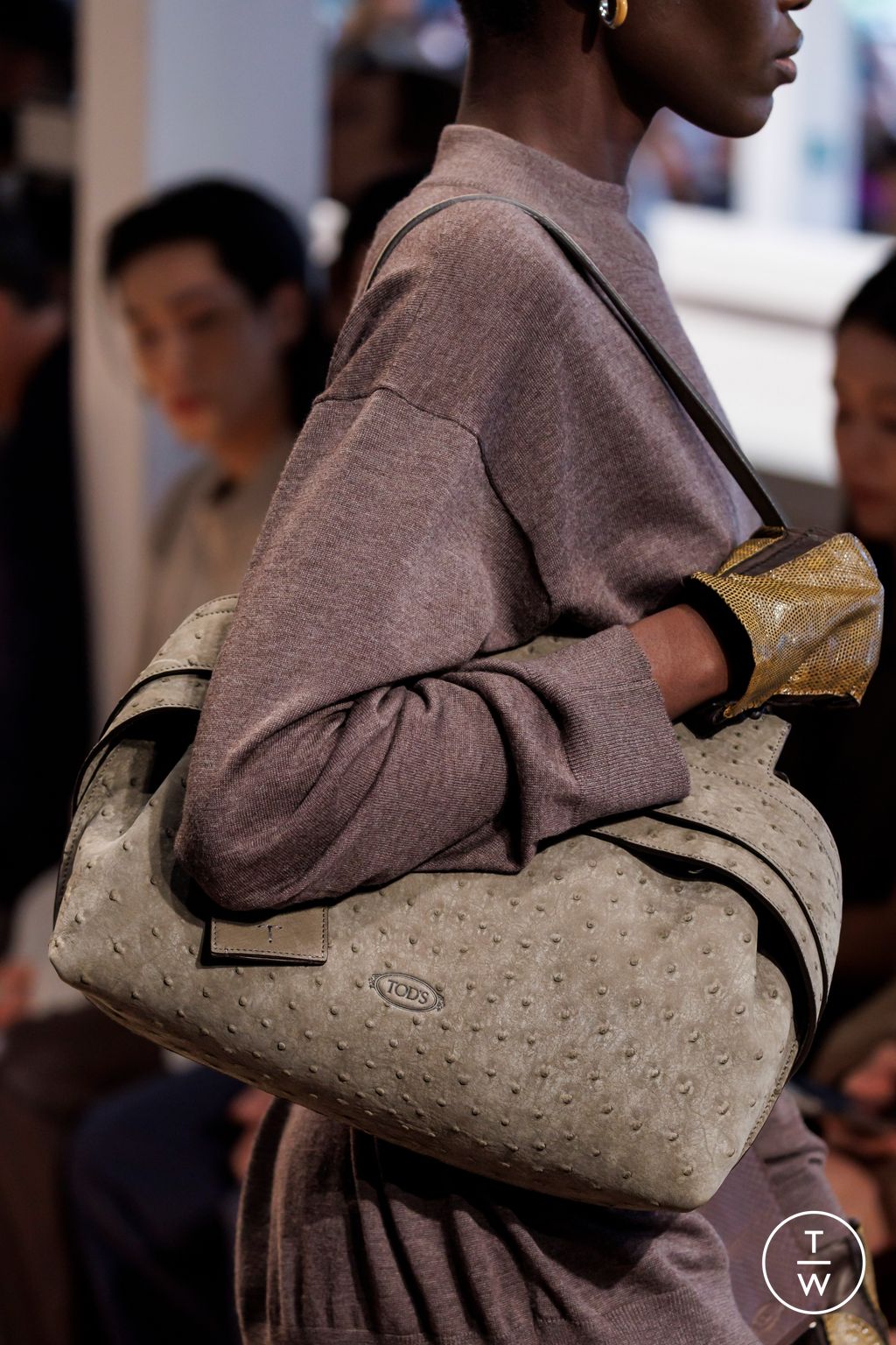 Fashion Week Milan Fall/Winter 2025 look 15 from the Tod's collection 女装配饰