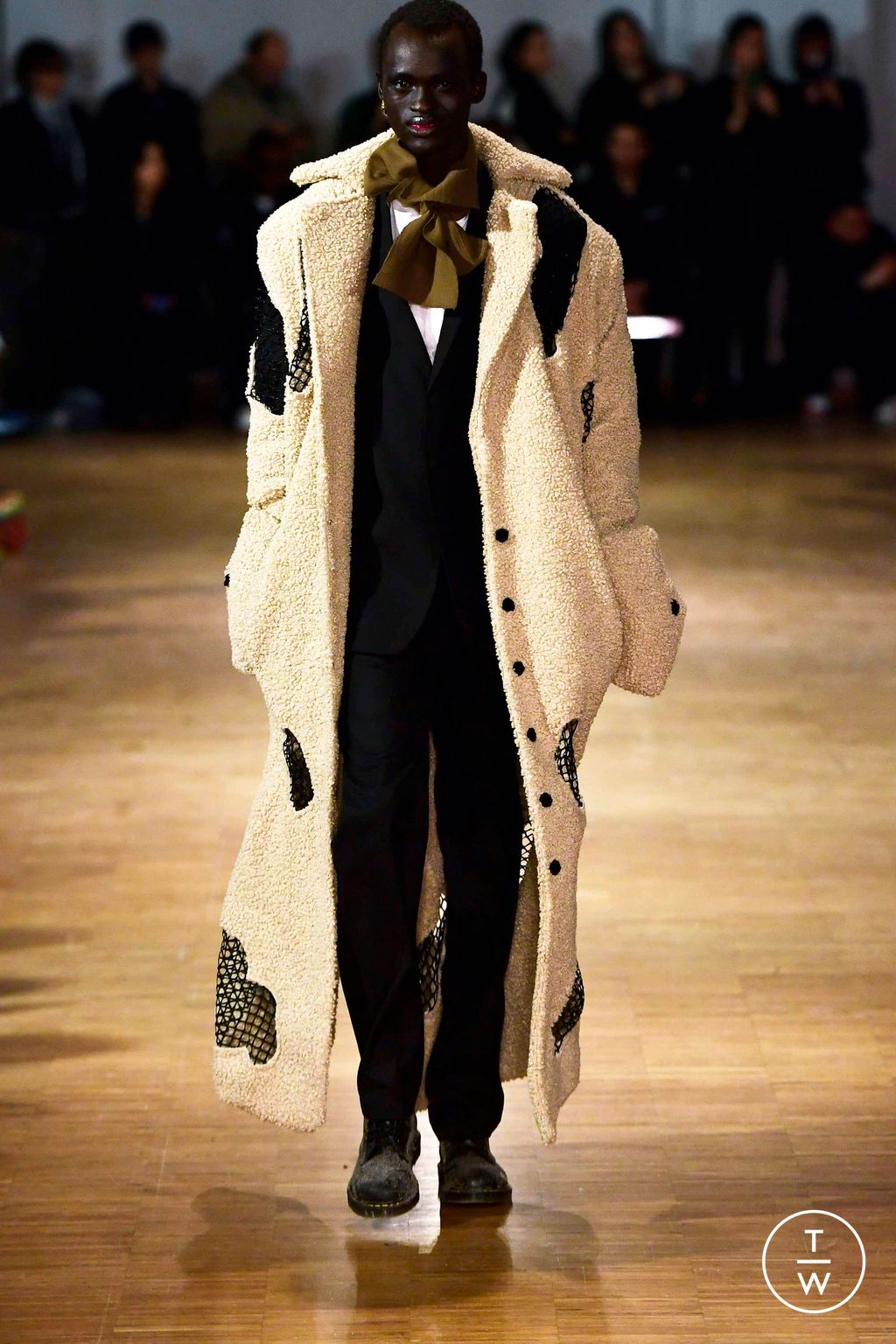 Fashion Week Milan Fall/Winter 2023 look 40 de la collection Tokyo James womenswear
