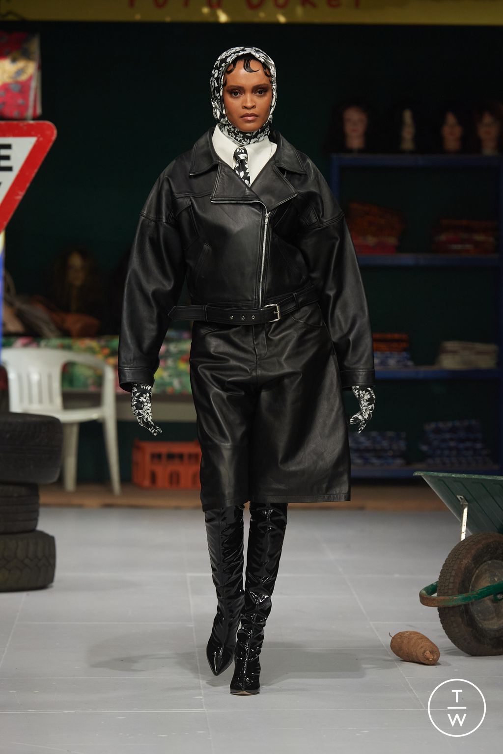 Fashion Week London Fall/Winter 2024 look 12 from the TOLU COKER collection 女装