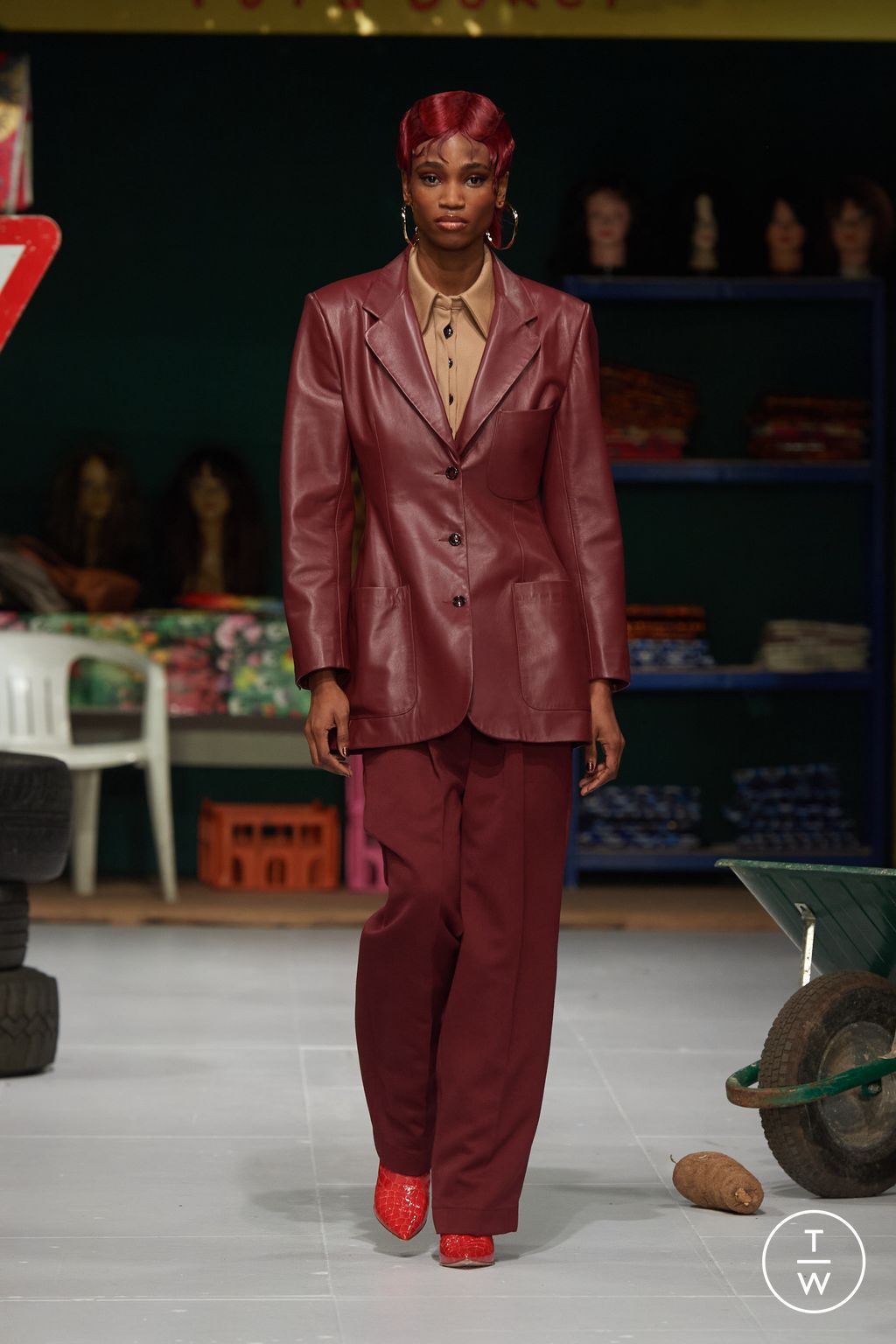 Fashion Week London Fall/Winter 2024 look 22 from the TOLU COKER collection 女装