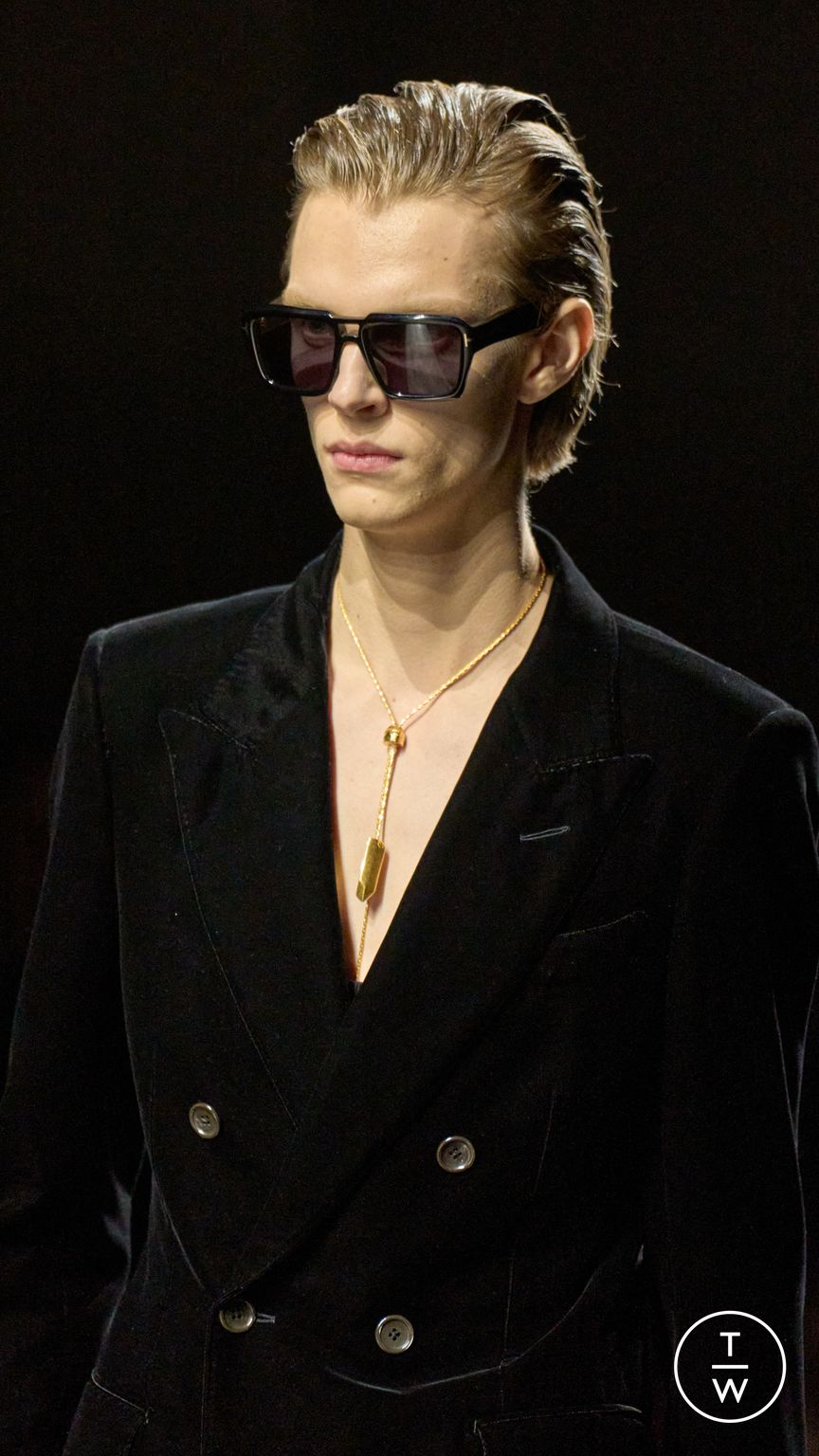 Fashion Week Milan Fall/Winter 2024 look 49 from the Tom Ford collection 女装配饰