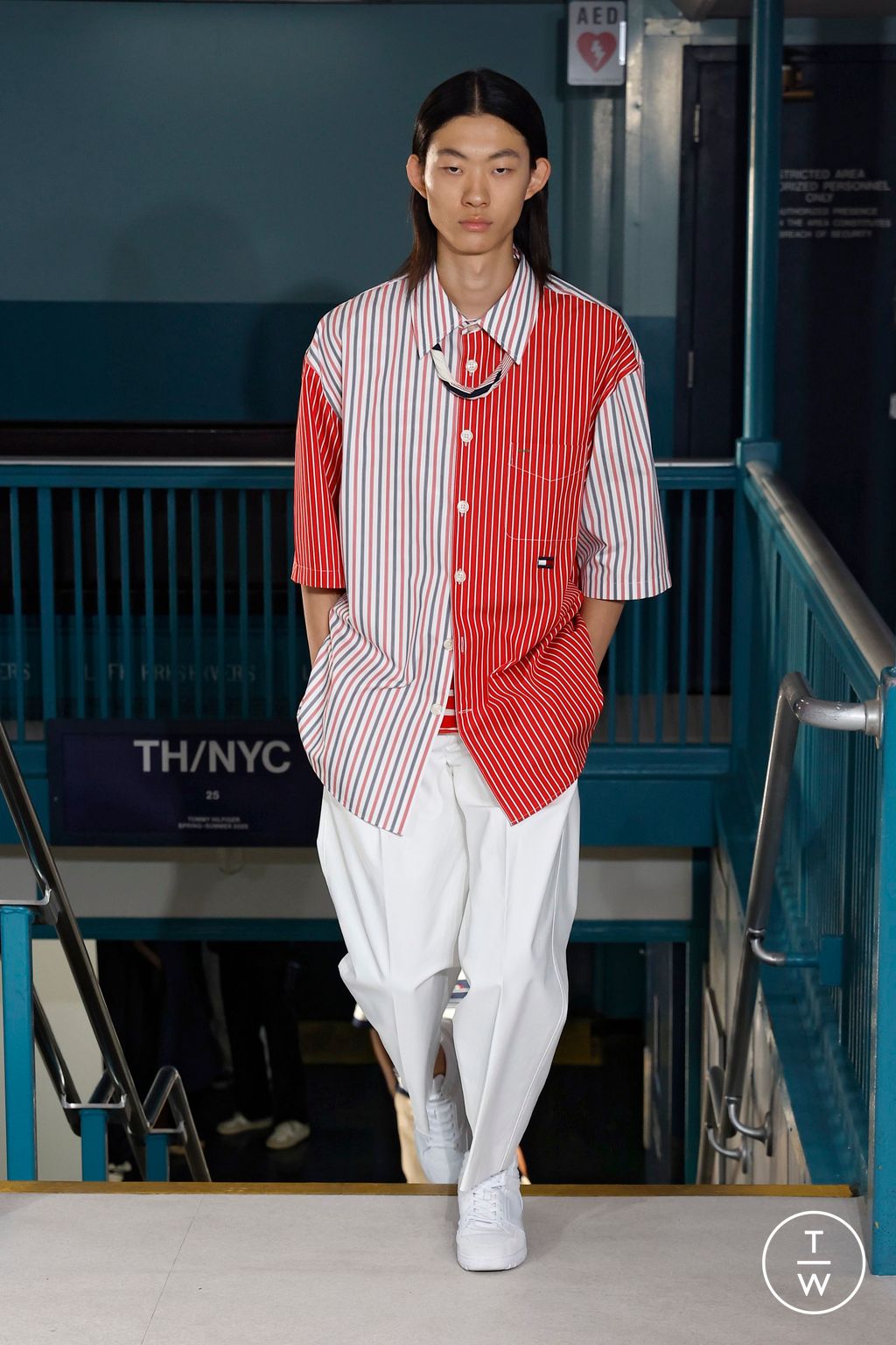 Fashion Week New York Spring/Summer 2025 look 15 from the Tommy Hilfiger collection womenswear
