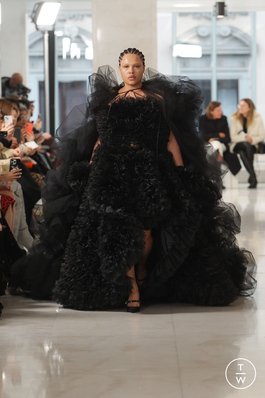 Fashion Week Milan Fall/Winter 2023 look 23 de la collection TOMO KOIZUMI womenswear