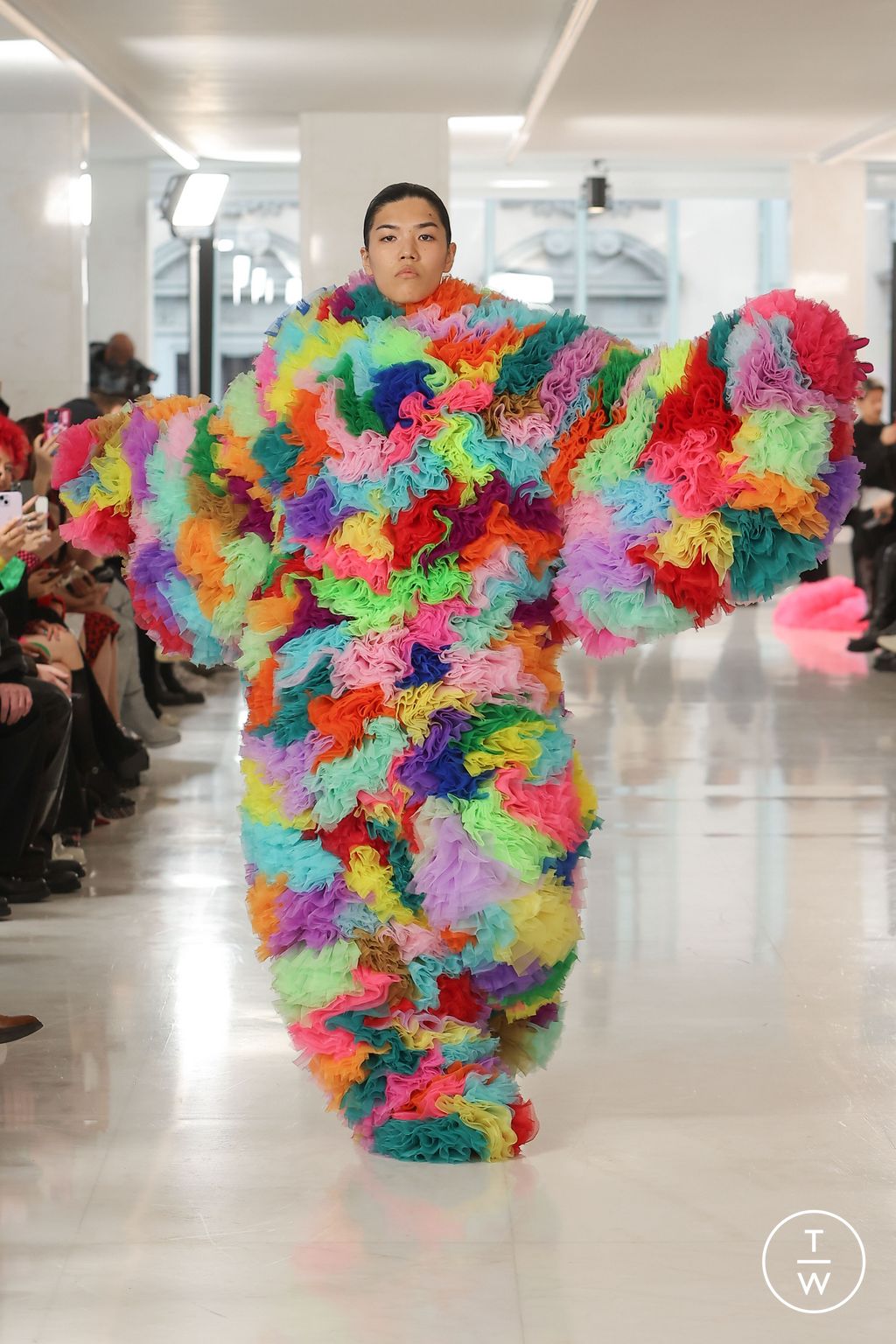 Fashion Week Milan Fall/Winter 2023 look 28 from the TOMO KOIZUMI collection womenswear