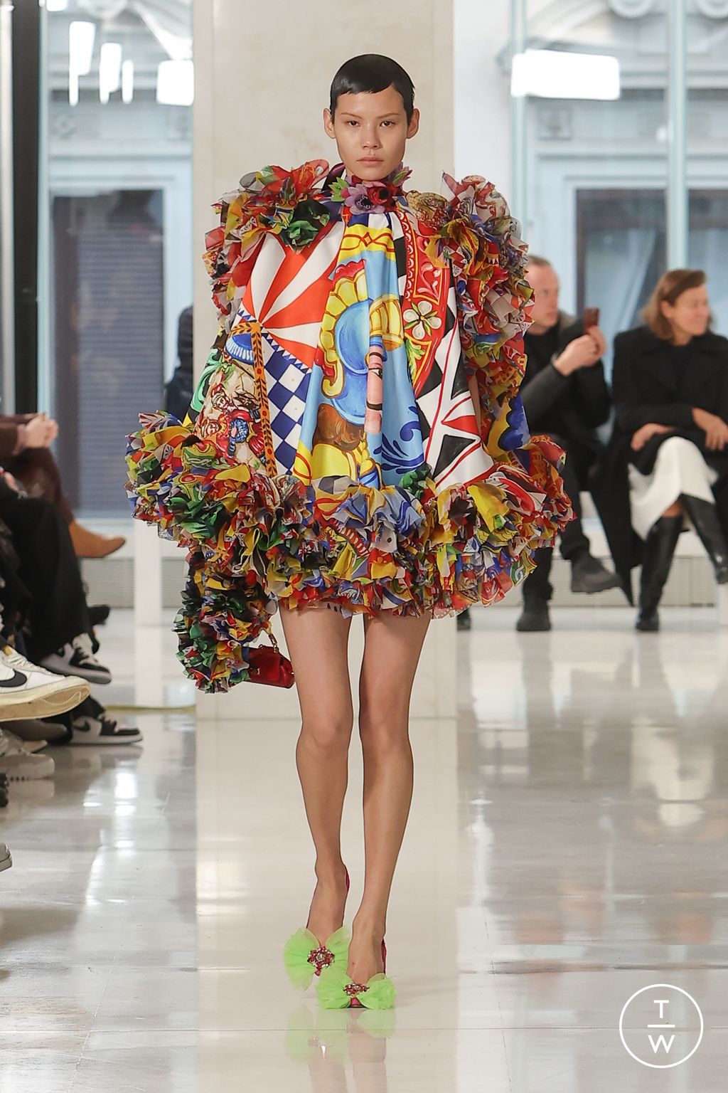 Fashion Week Milan Fall/Winter 2023 look 4 de la collection TOMO KOIZUMI womenswear