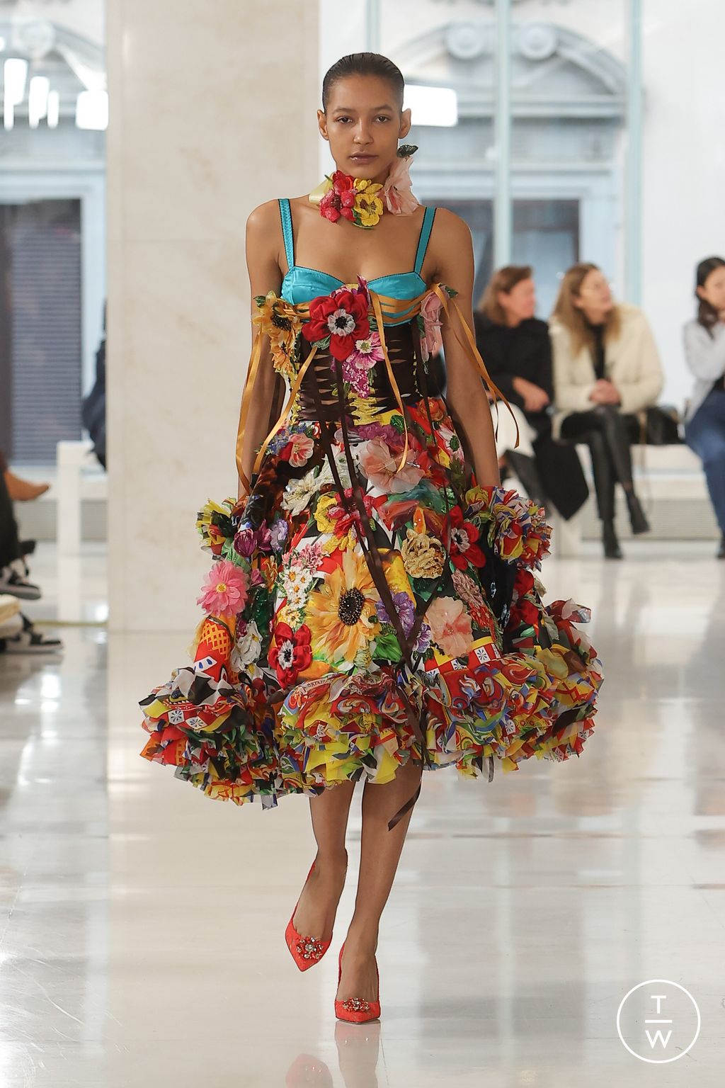 Fashion Week Milan Fall/Winter 2023 look 6 de la collection TOMO KOIZUMI womenswear