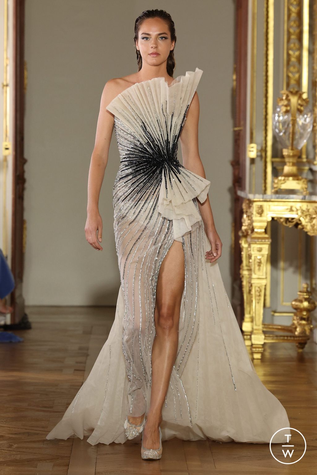 Fashion Week Paris Fall/Winter 2022 look 22 from the Tony Ward collection couture