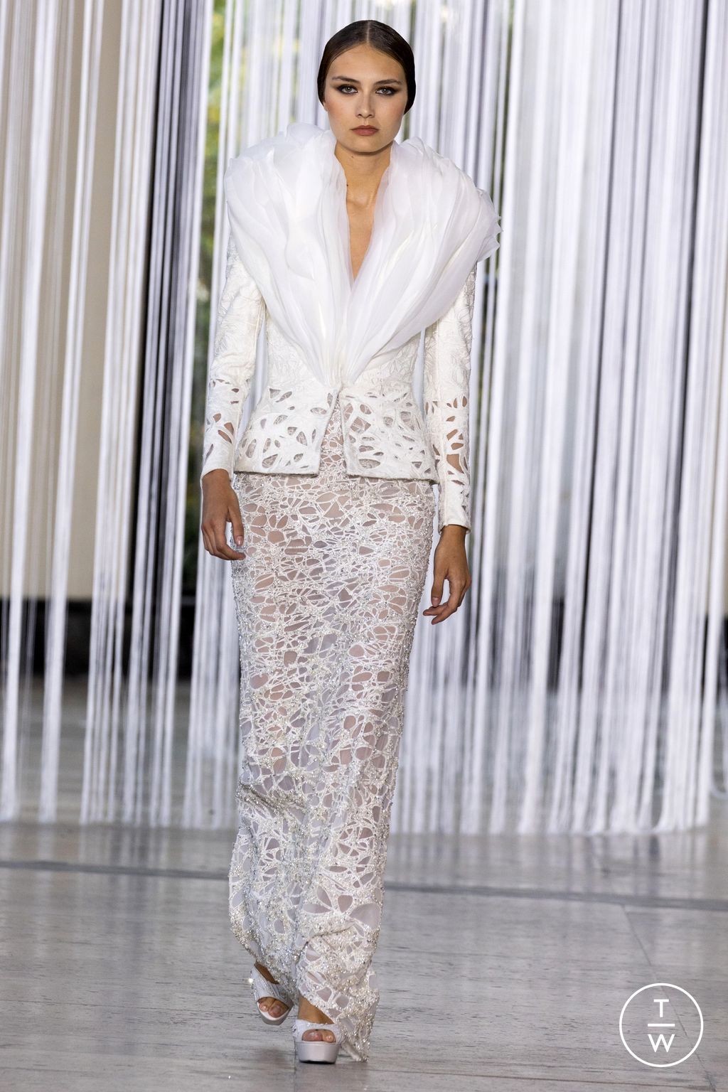 Fashion Week Paris Fall/Winter 2023 look 2 from the Tony Ward collection 高级定制