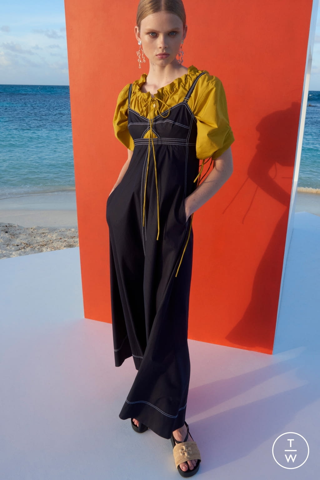Fashion Week New York Pre-Fall 2022 look 16 from the Tory Burch collection womenswear
