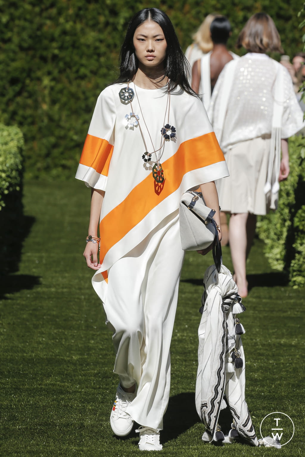 Fashion Week New York Spring/Summer 2018 look 19 from the Tory Burch collection womenswear