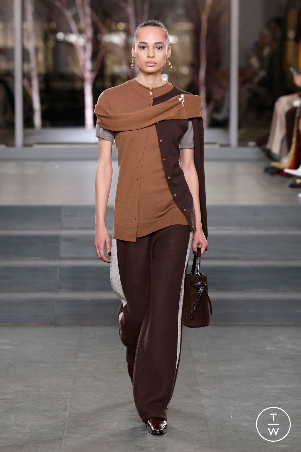 Fashion Week New York Fall/Winter 2025 look 10 from the Tory Burch collection 女装
