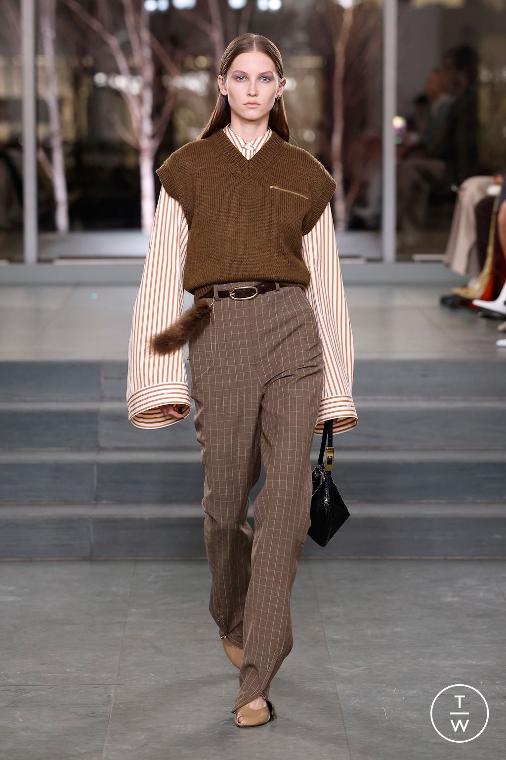 Fashion Week New York Fall/Winter 2025 look 18 from the Tory Burch collection 女装