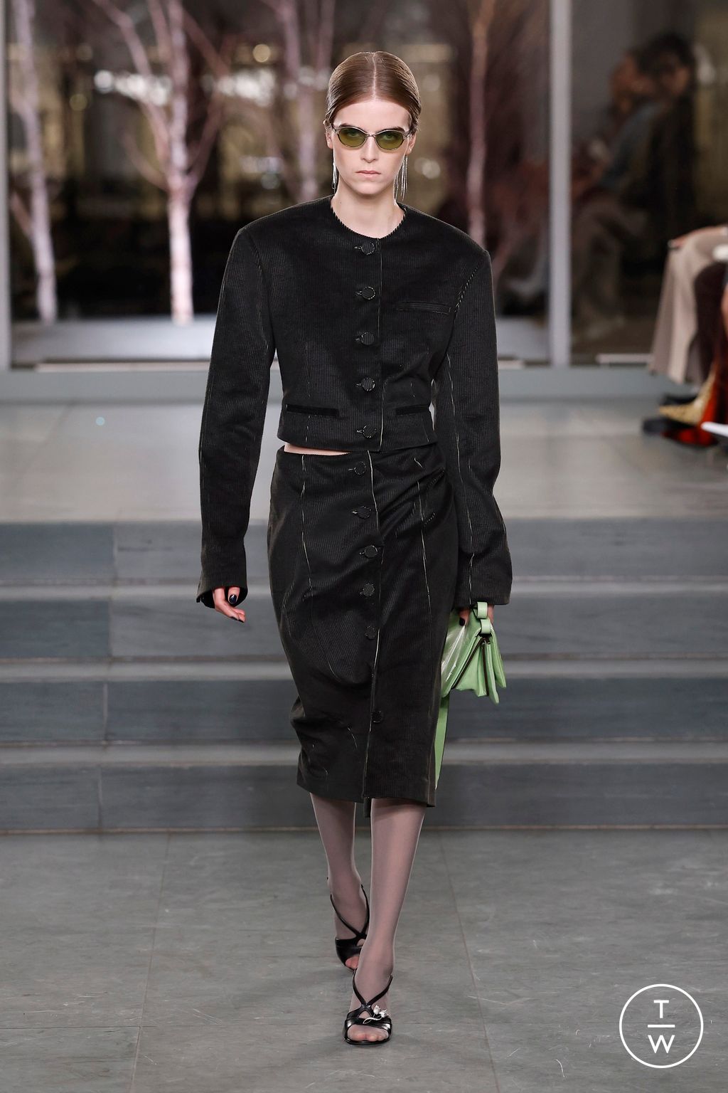 Fashion Week New York Fall/Winter 2025 look 32 from the Tory Burch collection 女装