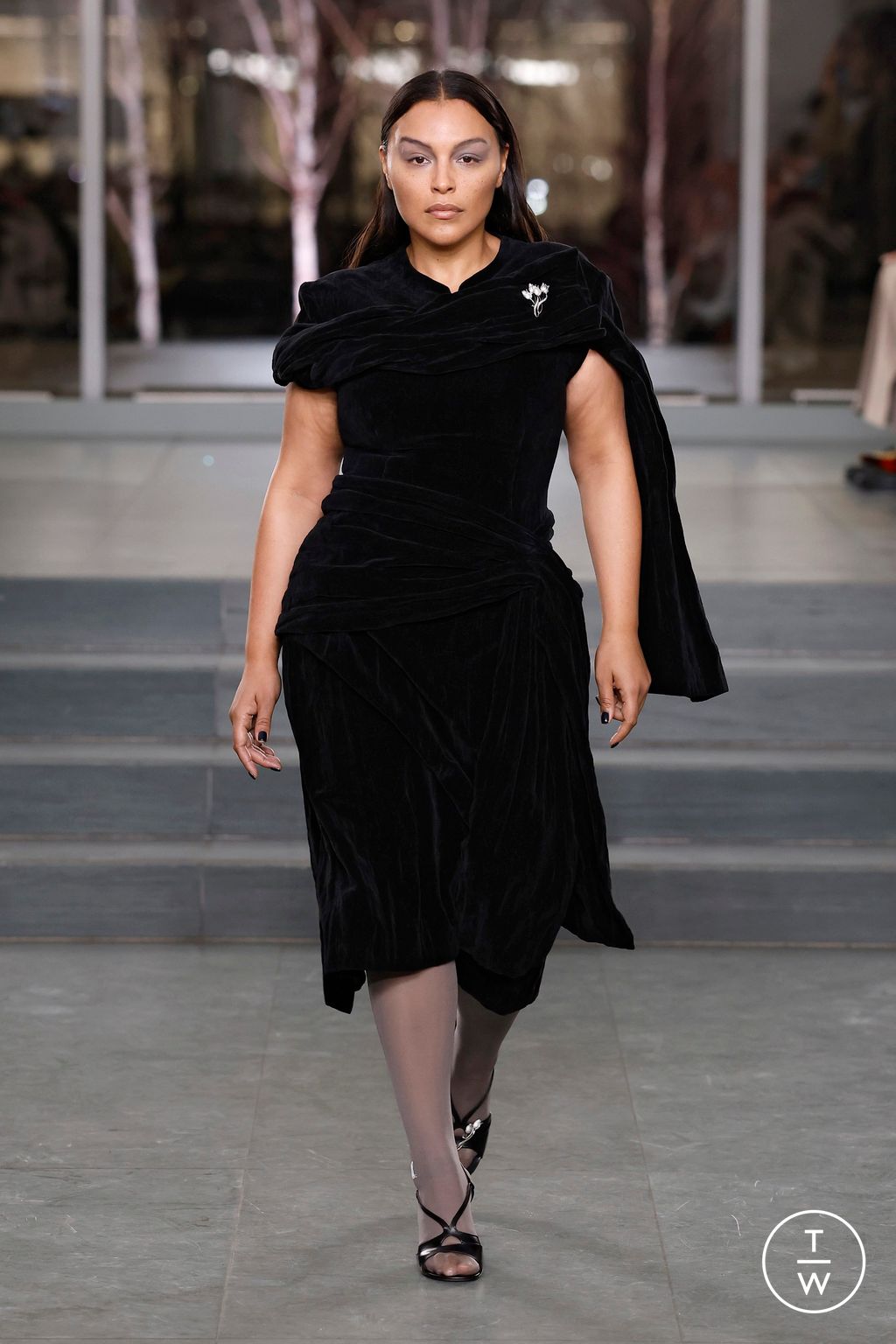 Fashion Week New York Fall/Winter 2025 look 35 from the Tory Burch collection 女装