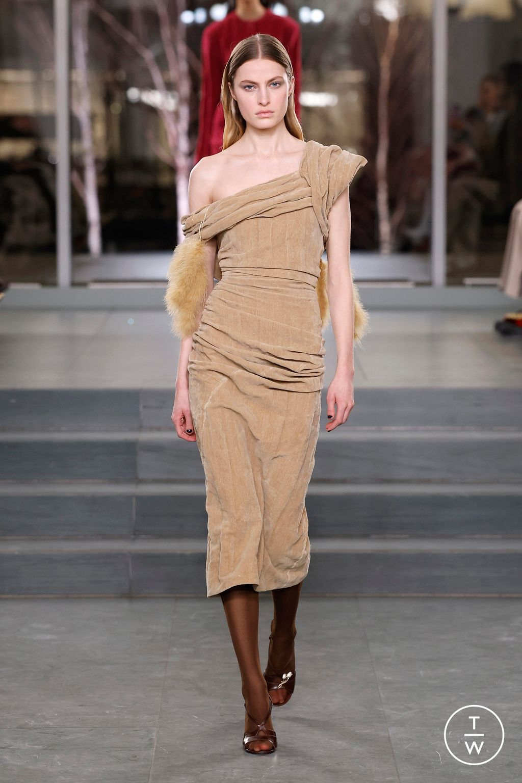 Fashion Week New York Fall/Winter 2025 look 37 from the Tory Burch collection 女装