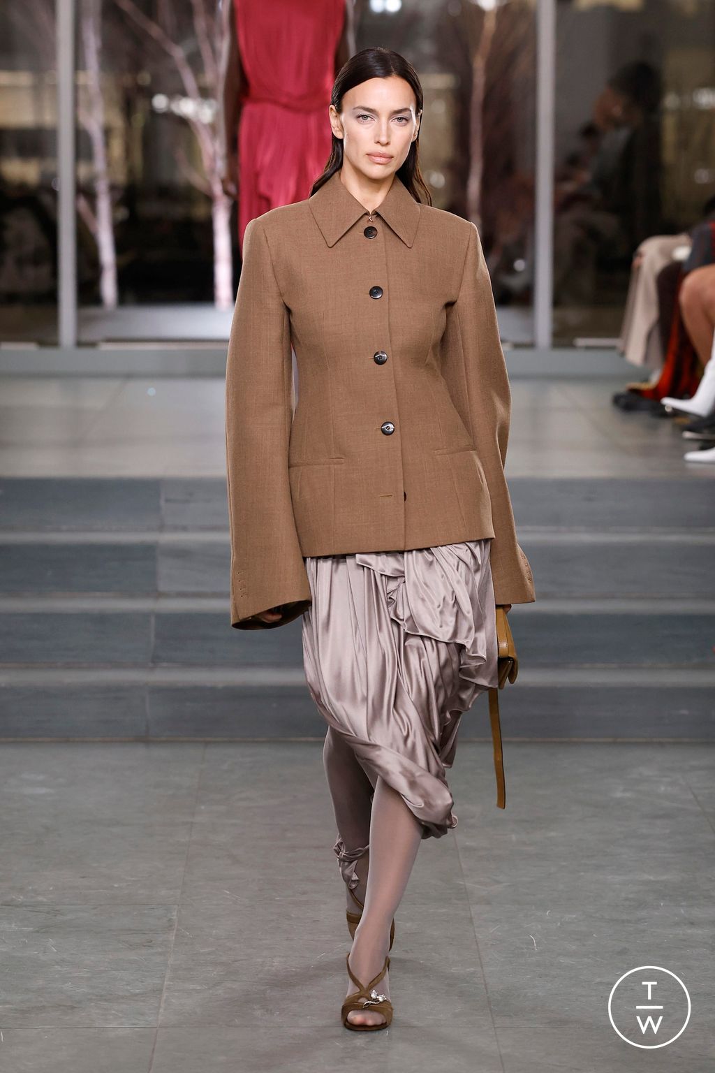 Fashion Week New York Fall/Winter 2025 look 39 from the Tory Burch collection 女装