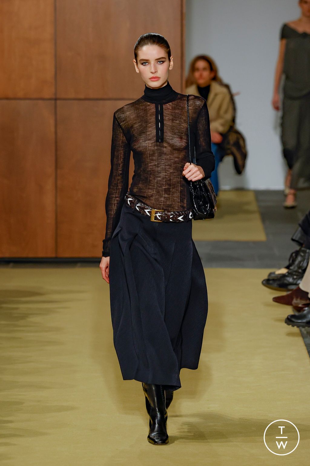 Fashion Week New York Fall/Winter 2026 look 28 from the Tory Burch collection womenswear