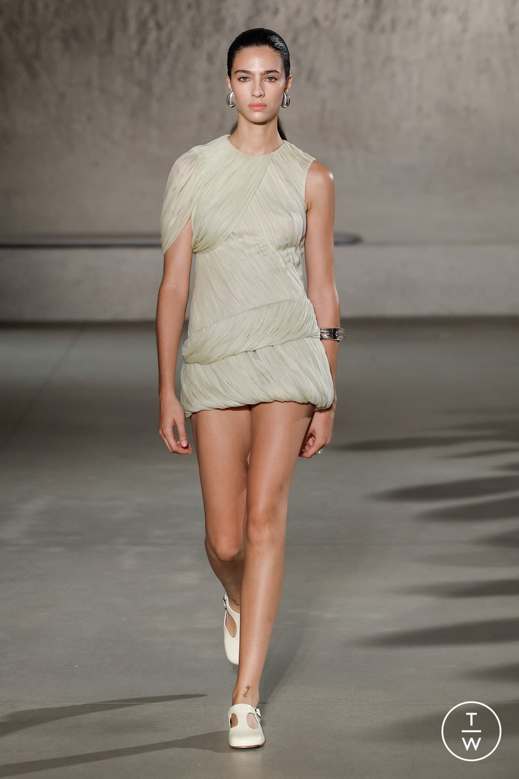 Fashion Week New York Spring/Summer 2024 look 2 from the Tory Burch collection womenswear