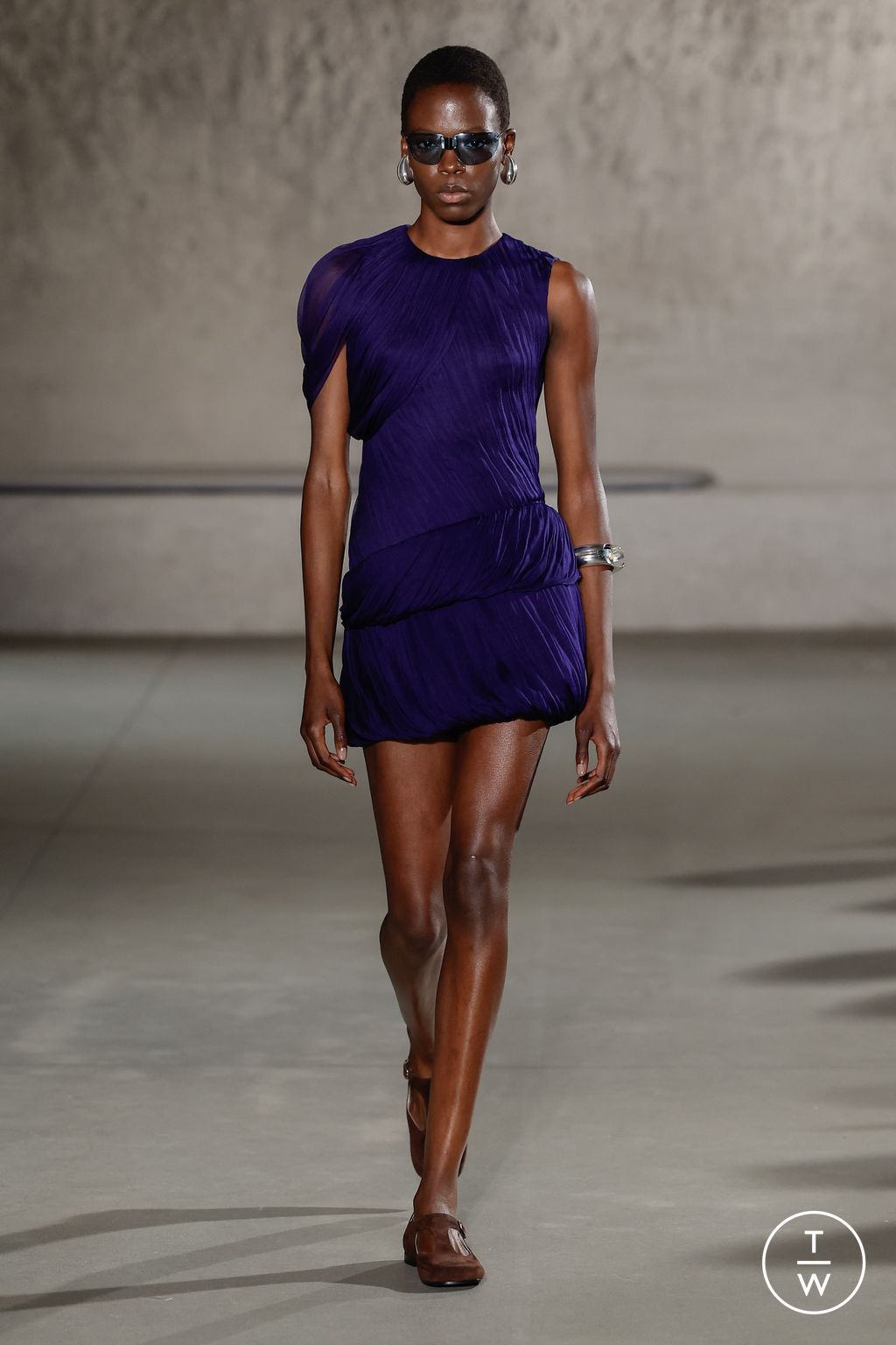 Fashion Week New York Spring/Summer 2024 look 5 from the Tory Burch collection 女装