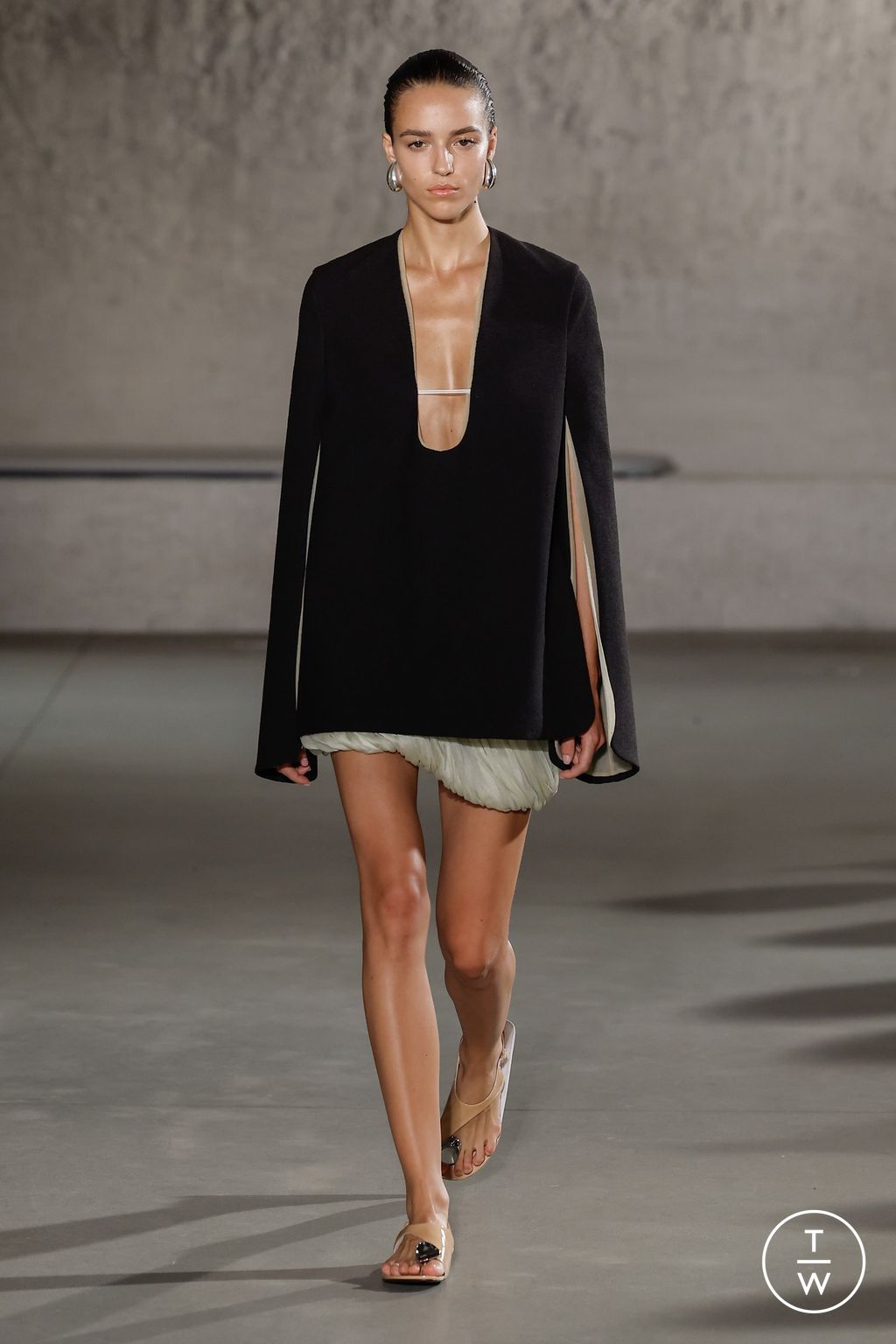 Fashion Week New York Spring/Summer 2024 look 9 from the Tory Burch collection womenswear