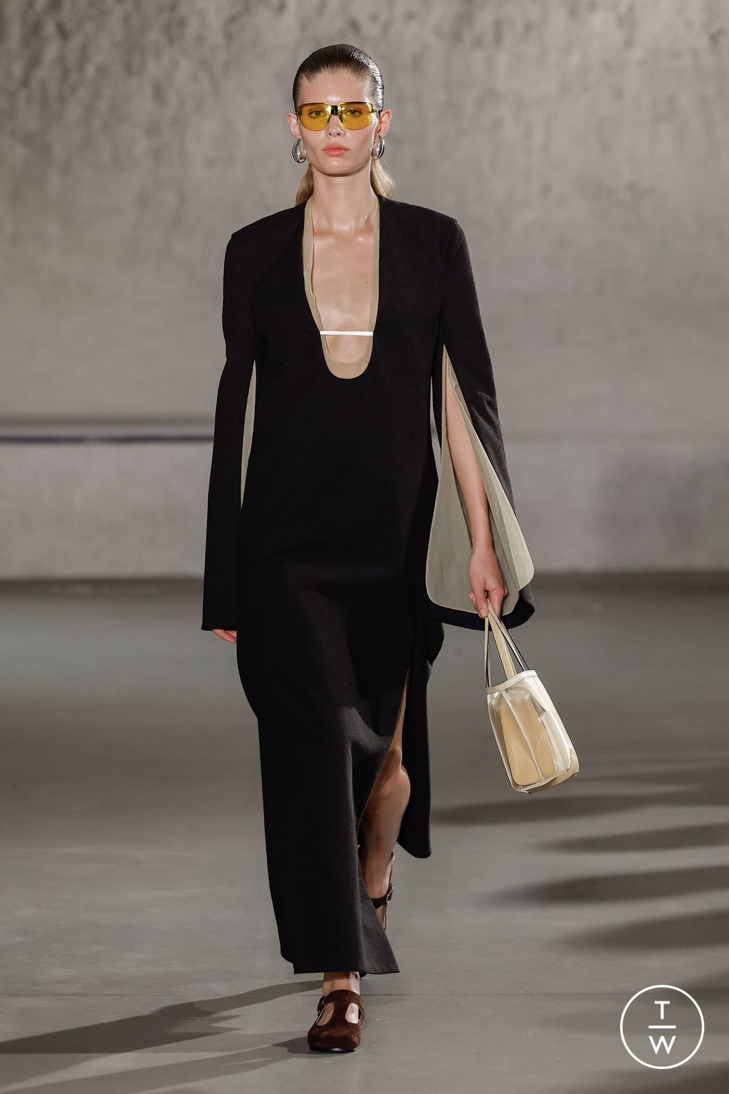 Fashion Week New York Spring/Summer 2024 look 14 from the Tory Burch collection womenswear