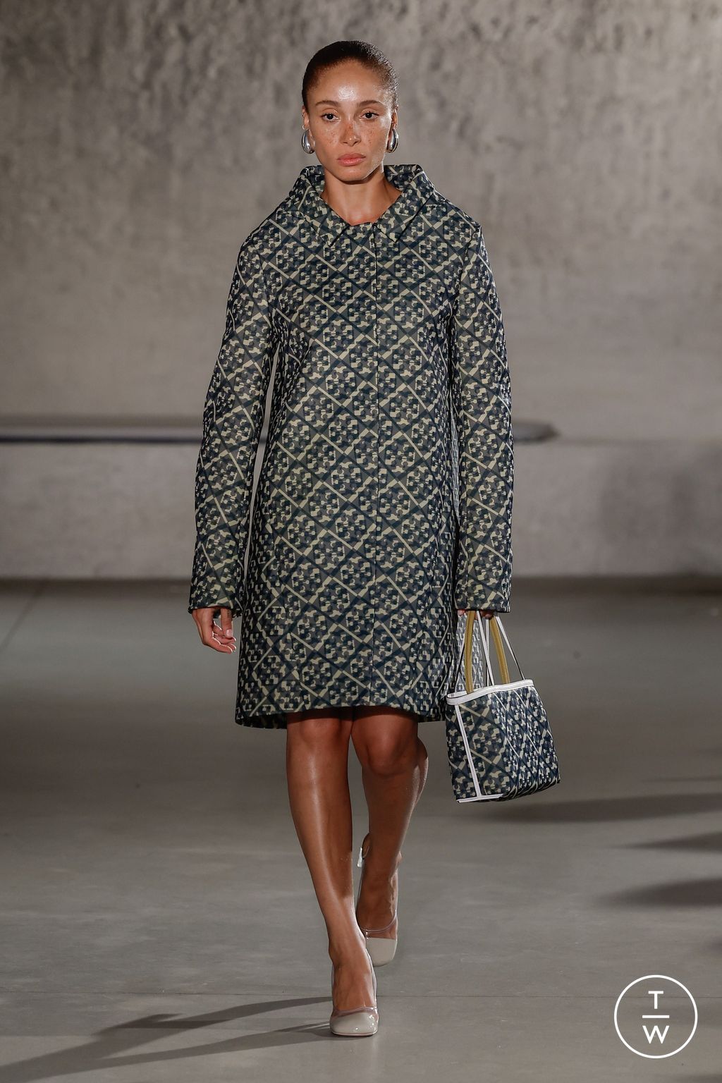 Fashion Week New York Spring/Summer 2024 look 25 from the Tory Burch collection 女装