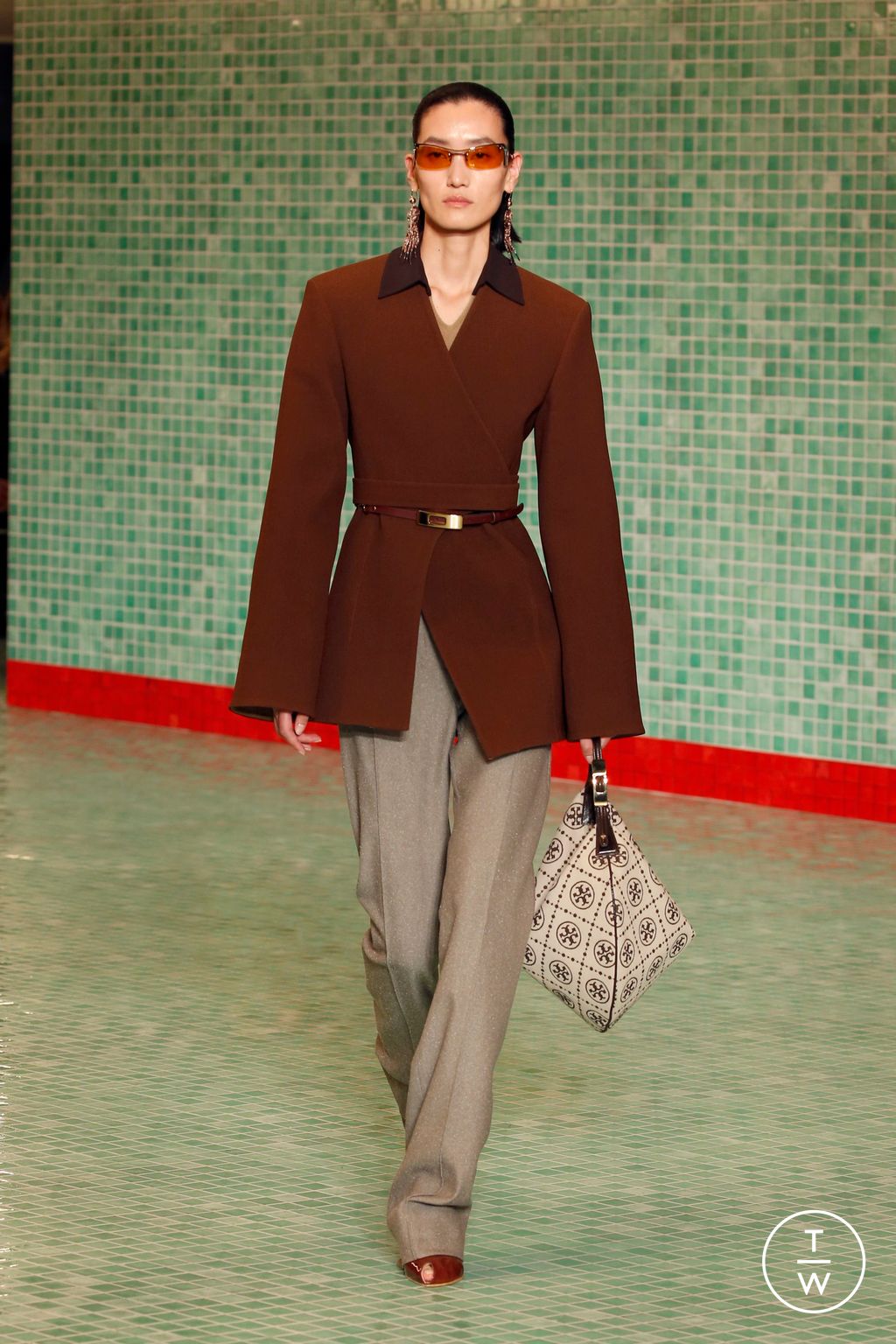Fashion Week New York Spring/Summer 2025 look 2 from the Tory Burch collection womenswear