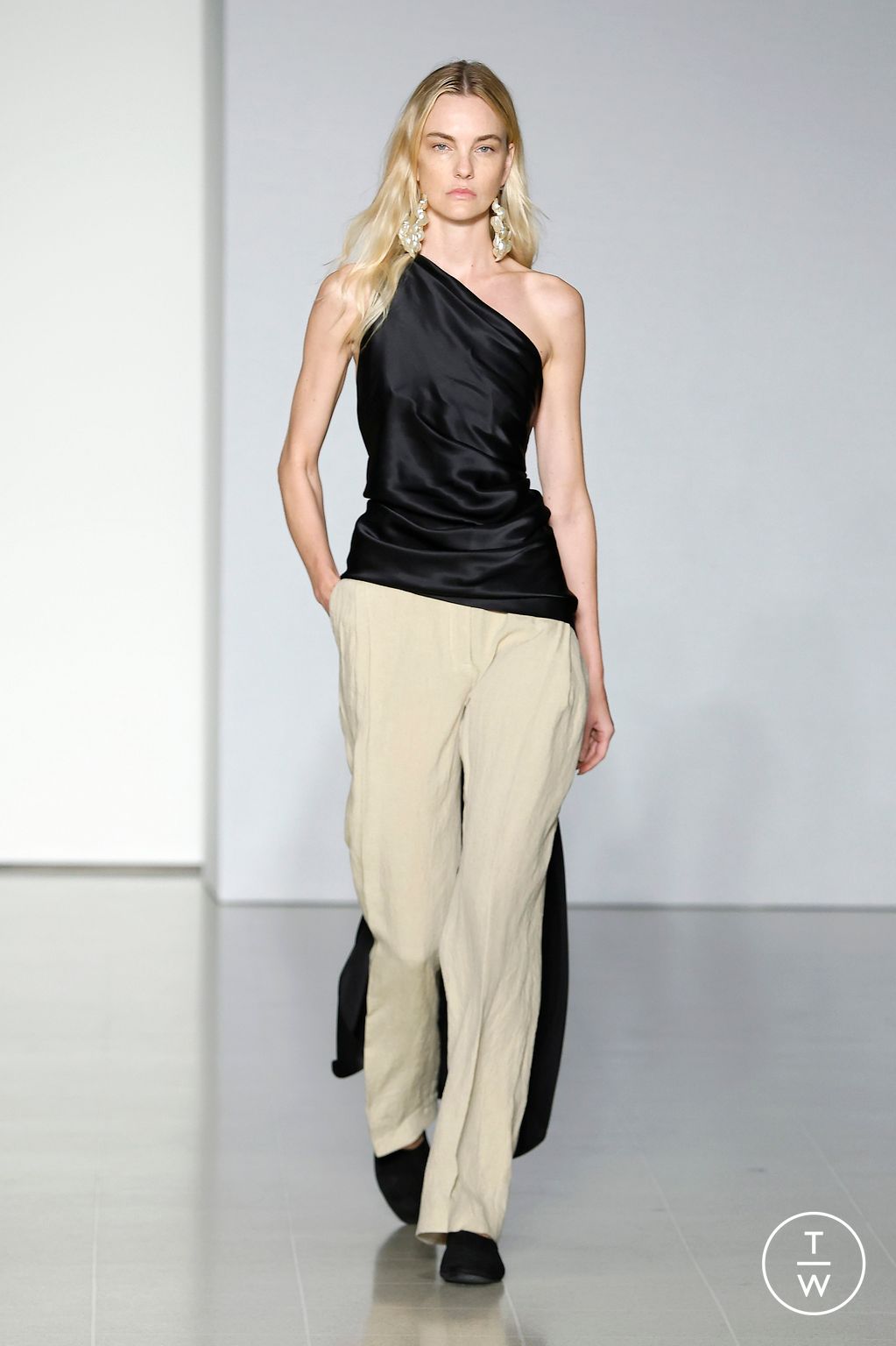 Fashion Week London Spring/Summer 2024 look 23 from the Tove collection 女装