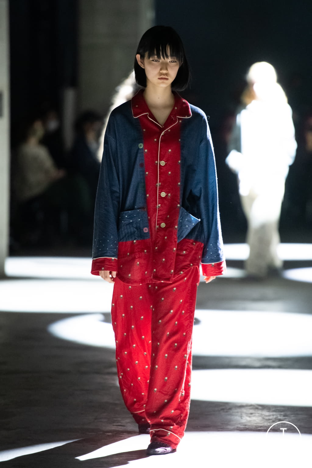 Fashion Week Paris Fall/Winter 2021 look 1 de la collection Undercover womenswear