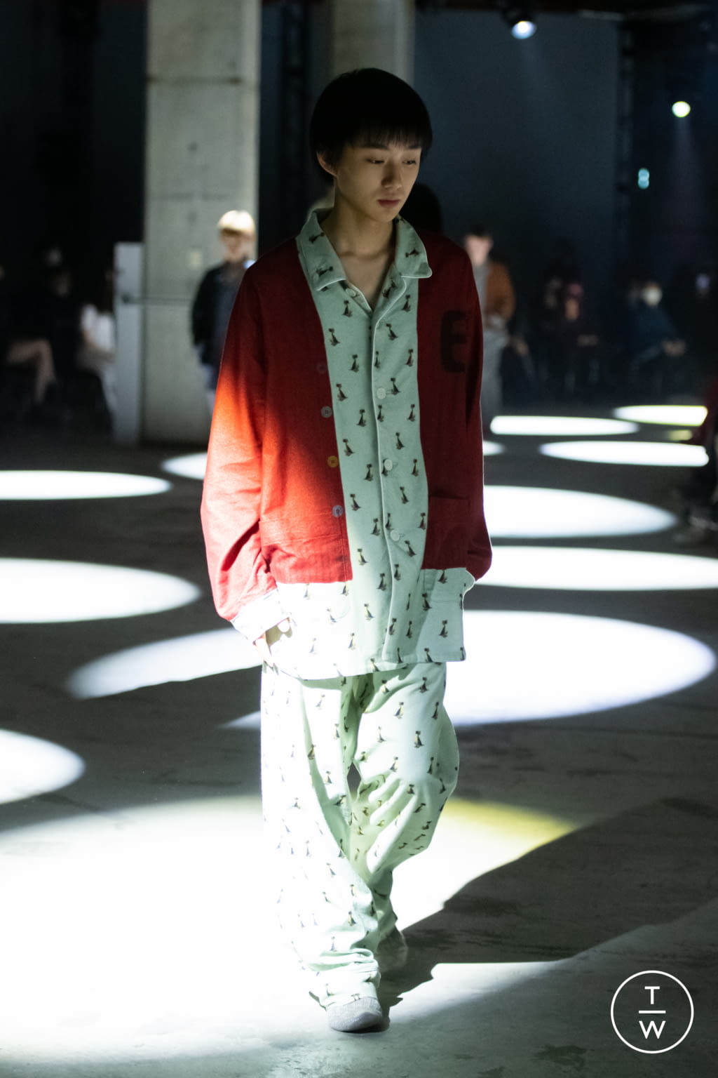 Fashion Week Paris Fall/Winter 2021 look 2 de la collection Undercover womenswear