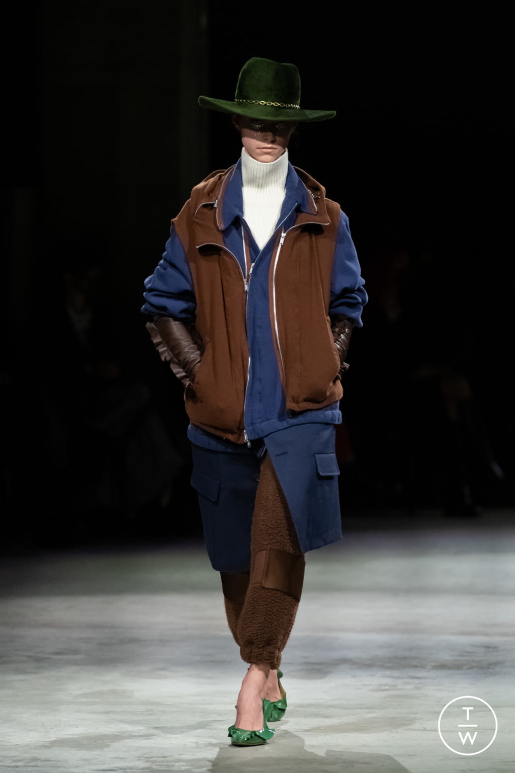 Fashion Week Paris Fall/Winter 2021 look 33 from the Undercover collection 女装