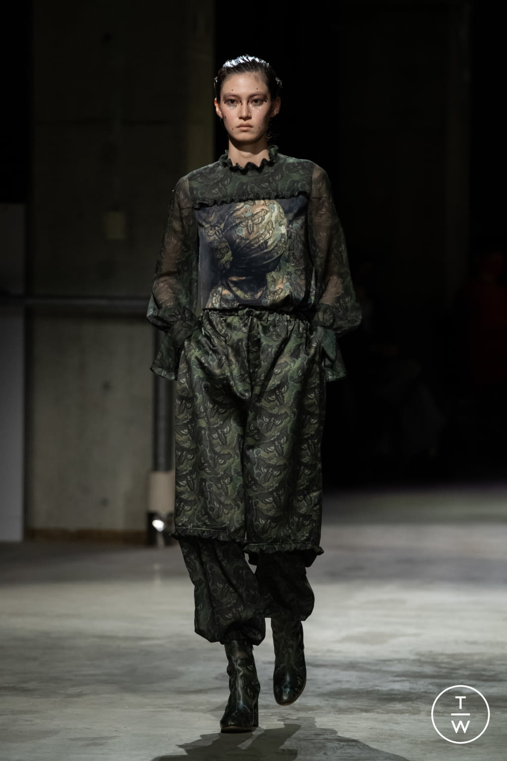 Fashion Week Paris Fall/Winter 2021 look 51 from the Undercover collection 女装