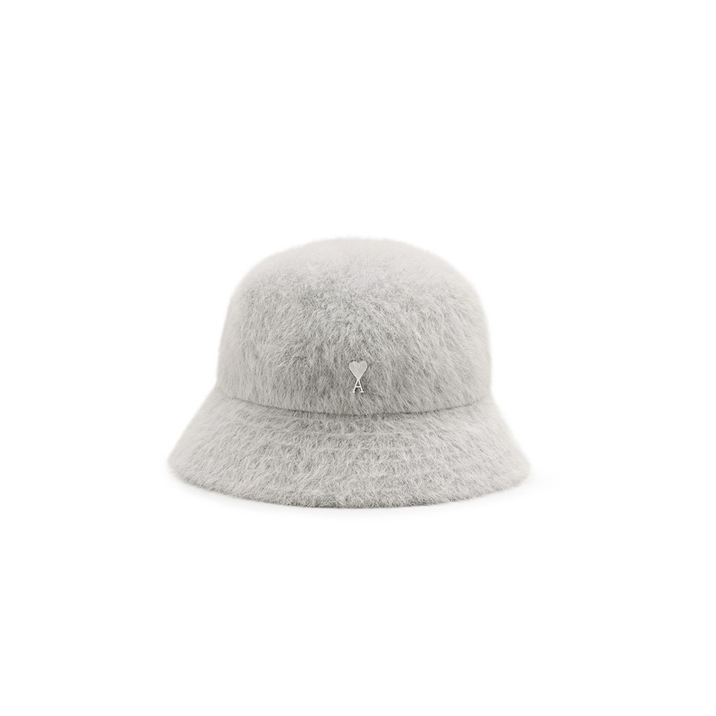 Fashion Week Paris Fall/Winter 2024 look 56 from the Ami collection 男装配饰