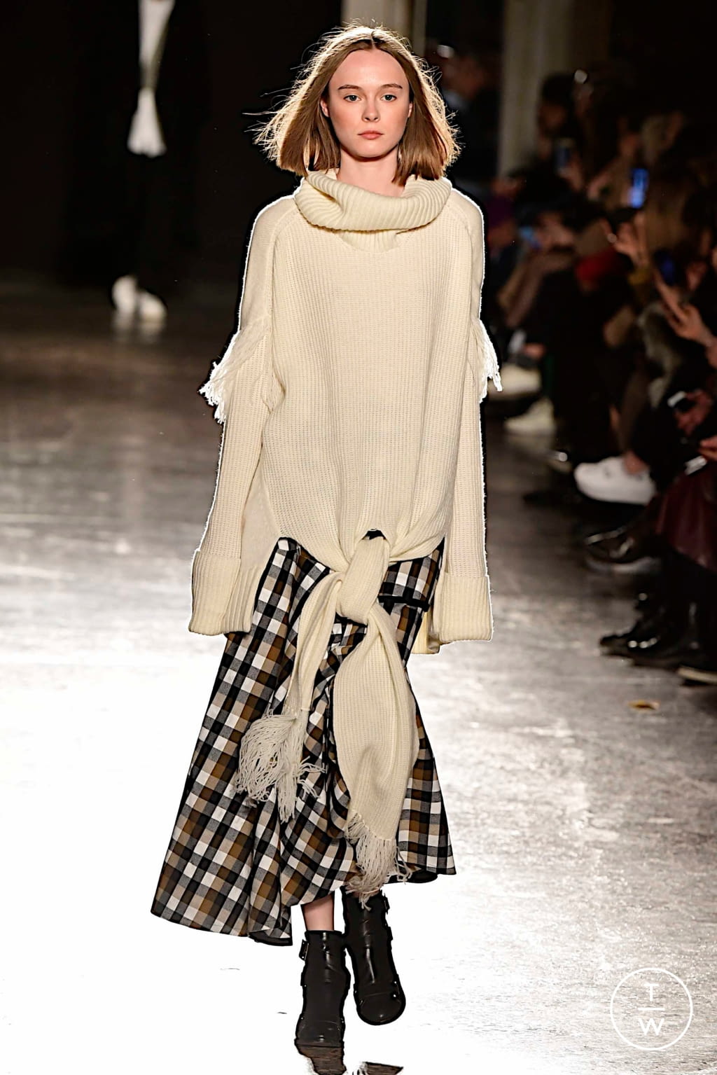 Fashion Week Milan Fall/Winter 2019 look 43 from the Ujoh collection 女装