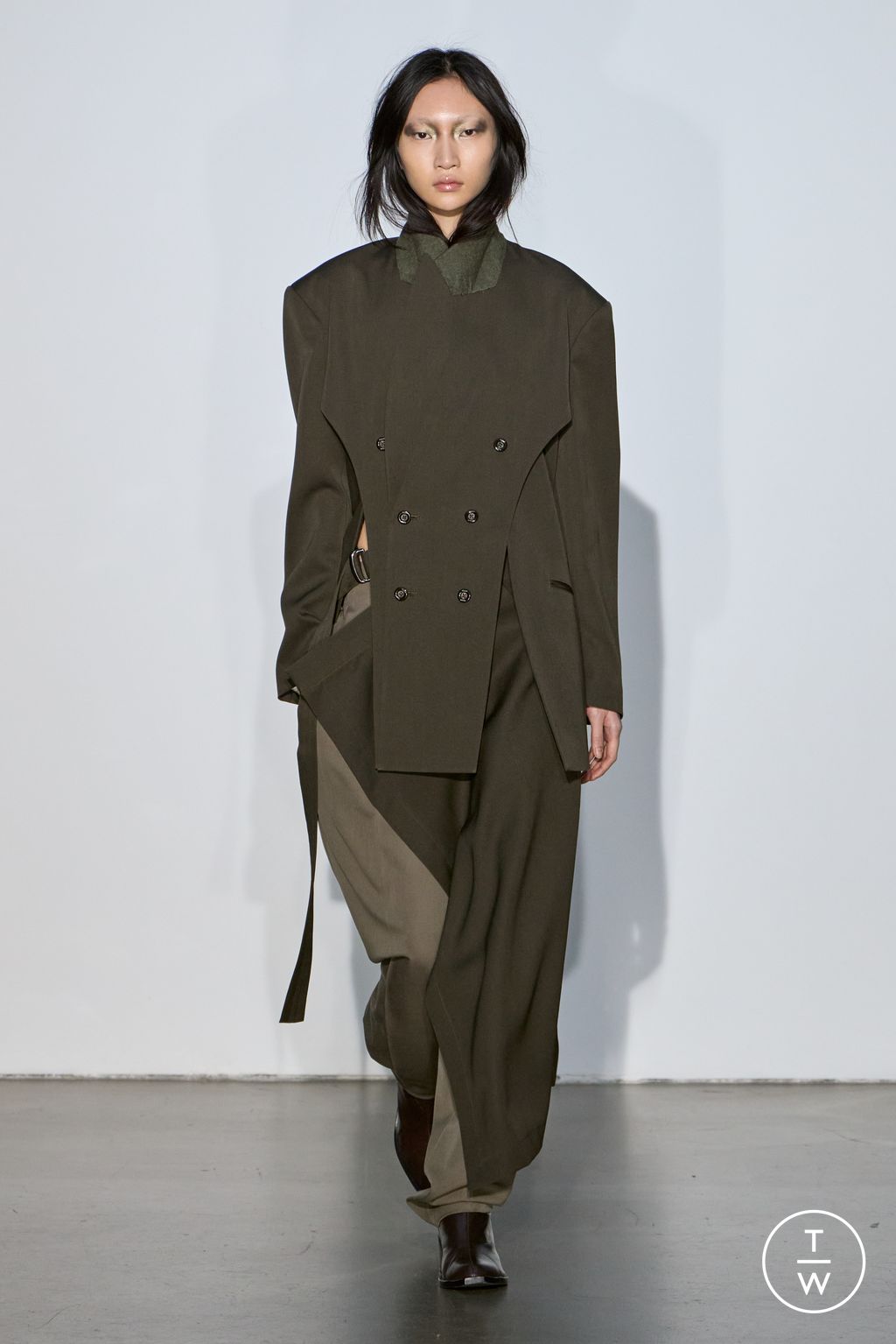 Fashion Week Paris Fall/Winter 2024 look 27 from the Ujoh collection womenswear