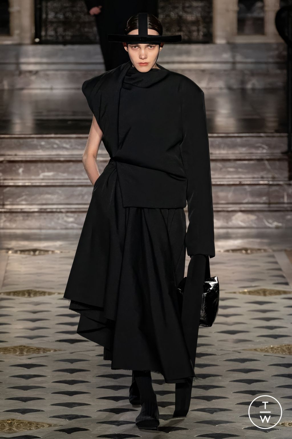 Fashion Week Paris Fall/Winter 2024 look 1 de la collection Uma Wang womenswear