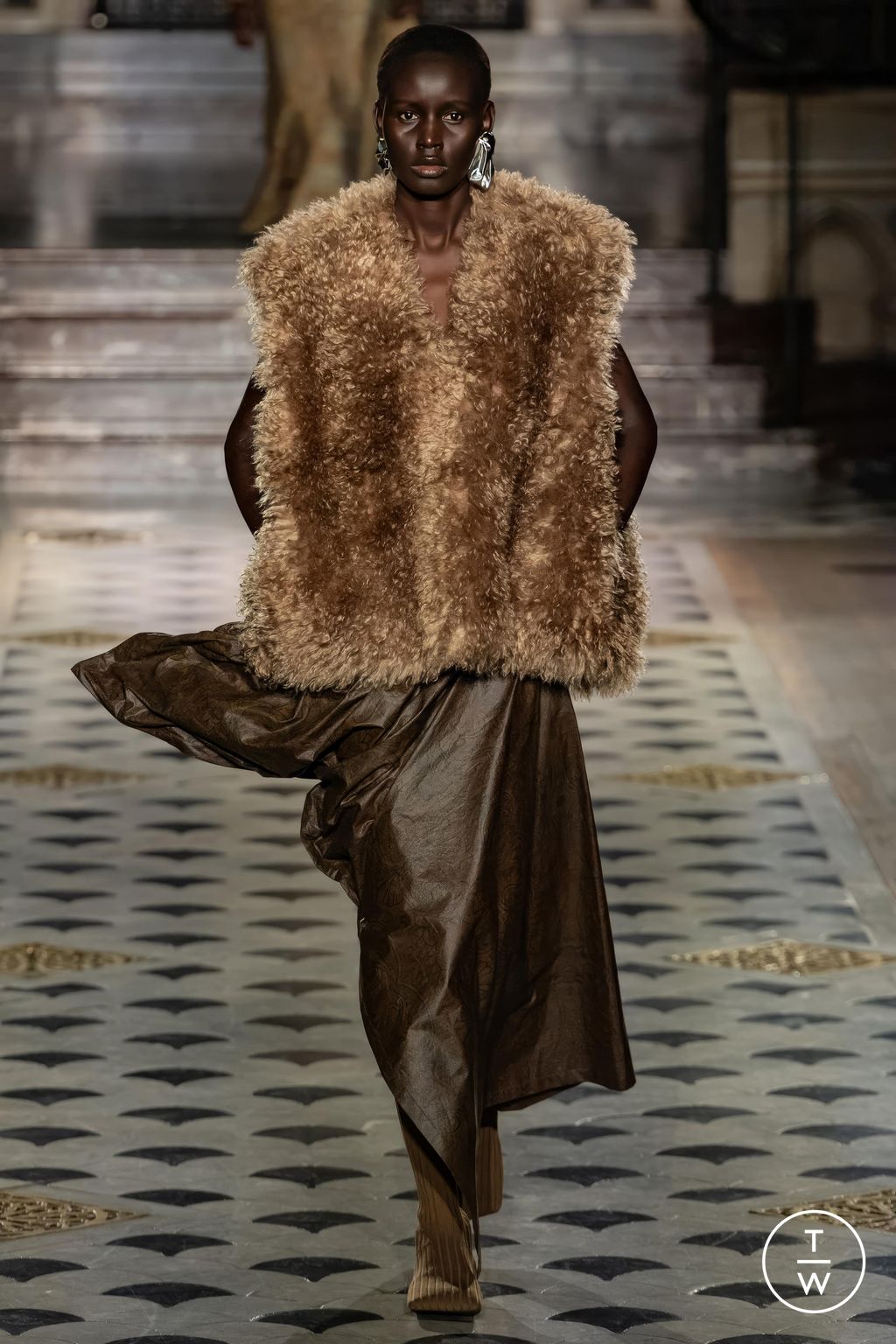 Fashion Week Paris Fall/Winter 2024 look 6 de la collection Uma Wang womenswear