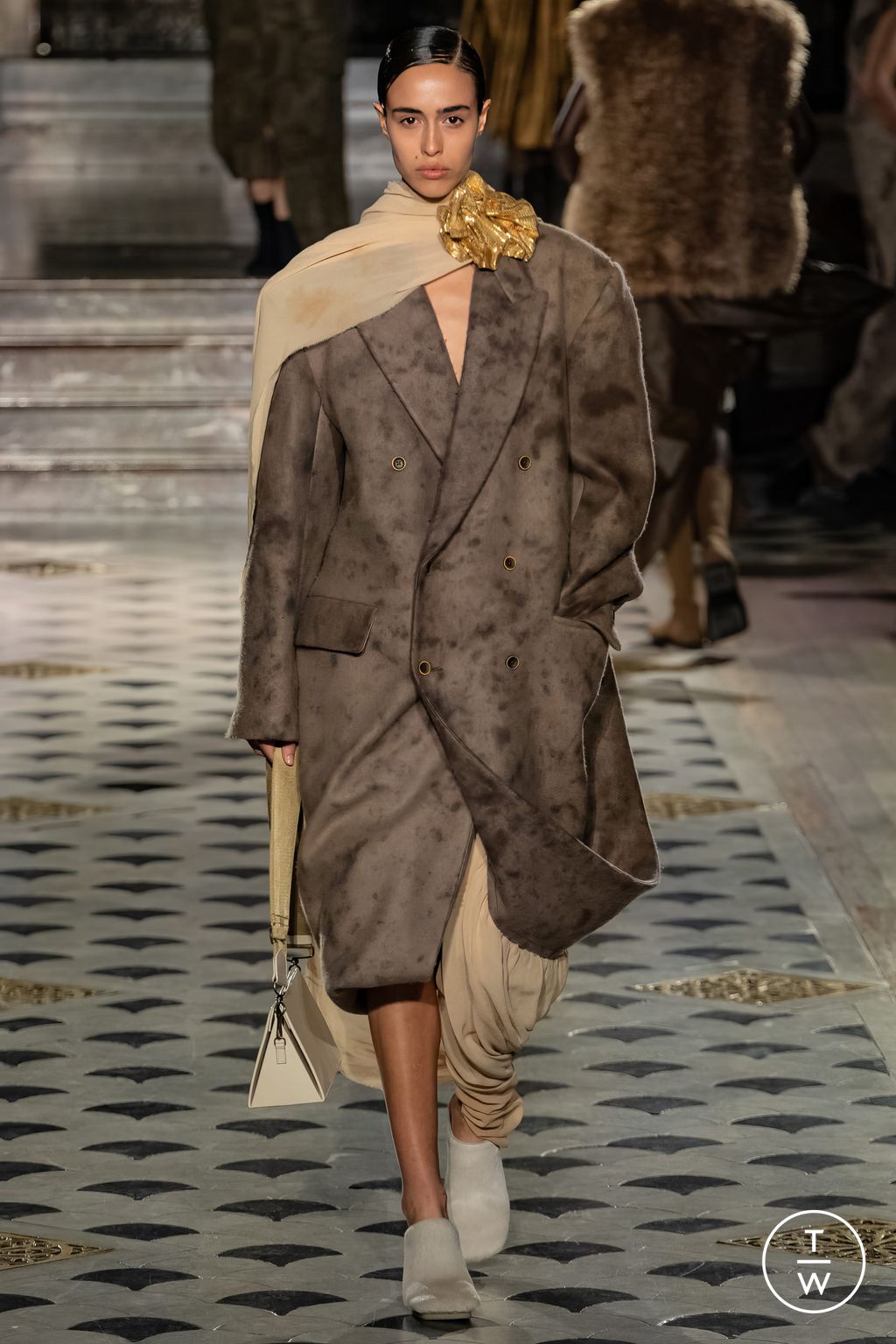Fashion Week Paris Fall/Winter 2024 look 13 de la collection Uma Wang womenswear