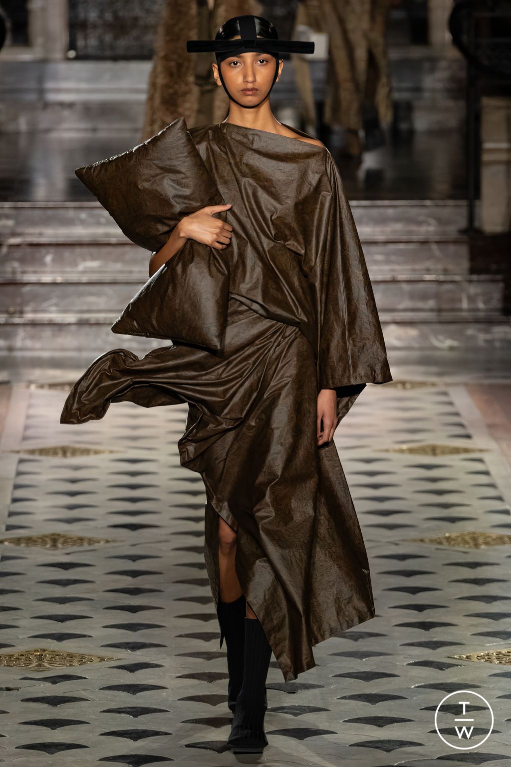 Fashion Week Paris Fall/Winter 2024 look 15 de la collection Uma Wang womenswear