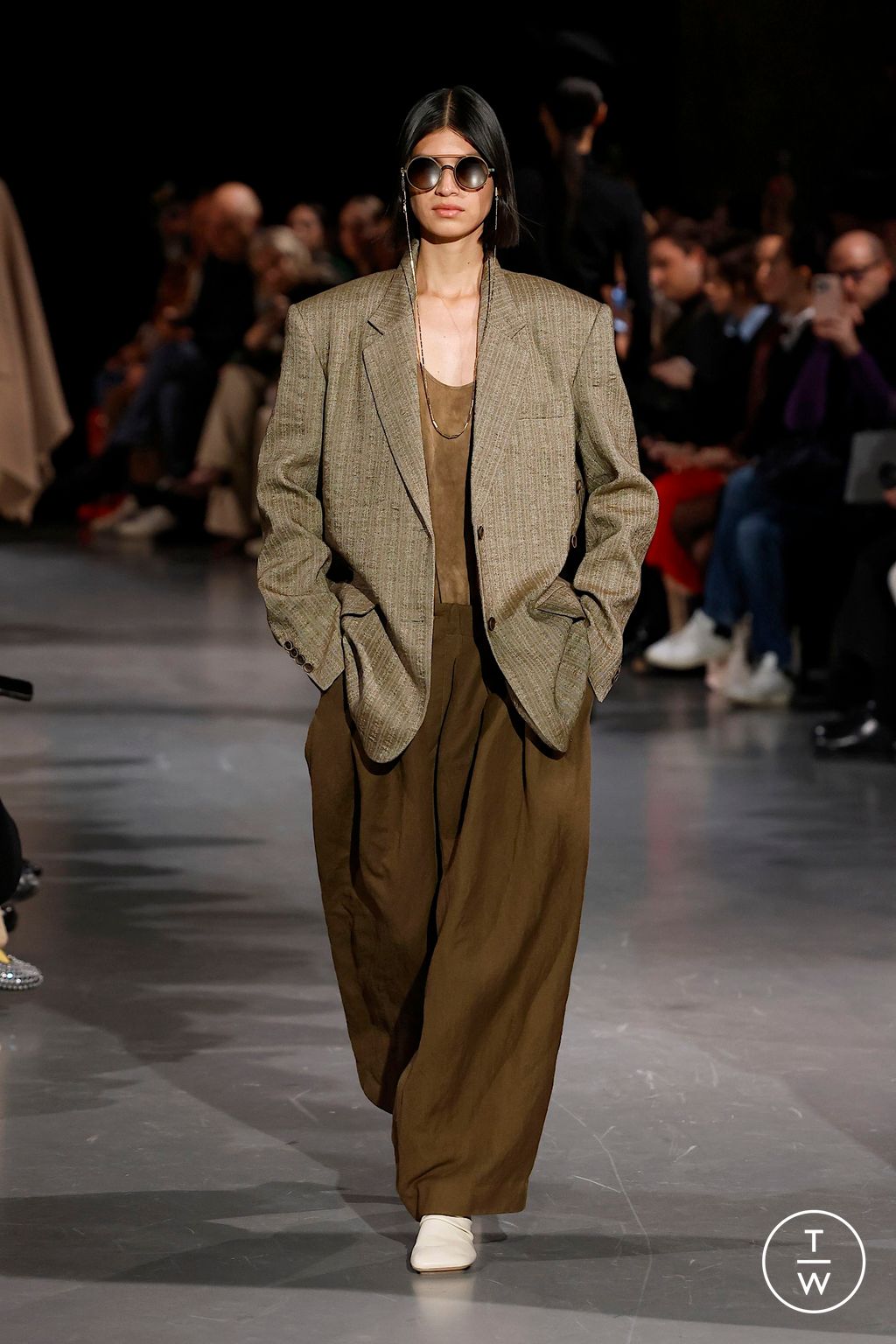 Fashion Week Paris Fall/Winter 2025 look 16 de la collection Uma Wang womenswear