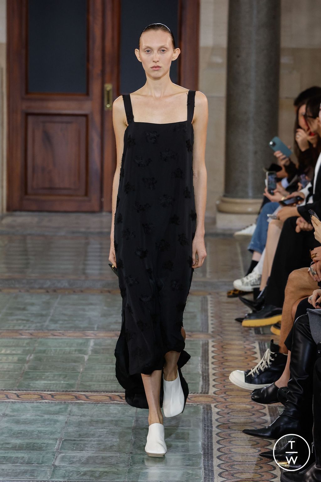 Fashion Week Paris Spring/Summer 2024 look 4 from the Uma Wang collection womenswear