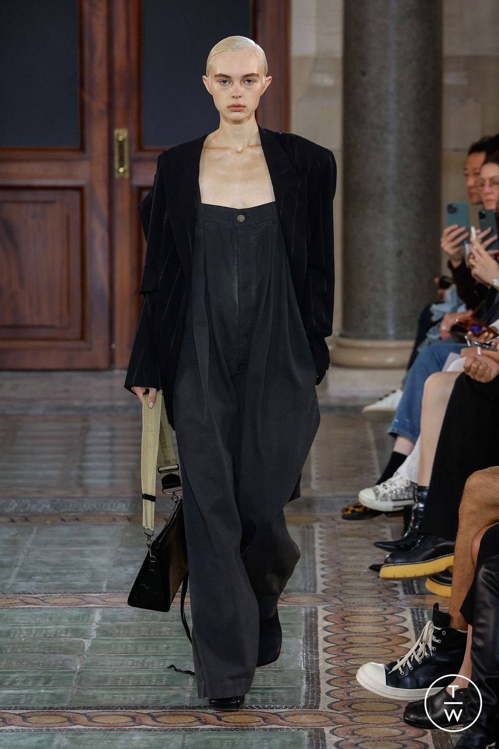Fashion Week Paris Spring/Summer 2024 look 23 from the Uma Wang collection 女装