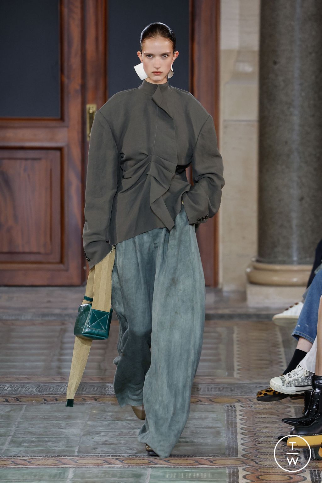 Fashion Week Paris Spring/Summer 2024 look 24 from the Uma Wang collection 女装
