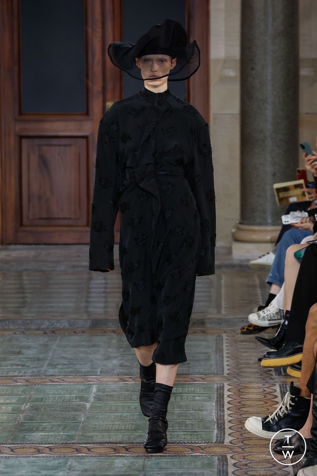 Fashion Week Paris Spring/Summer 2024 look 32 from the Uma Wang collection womenswear