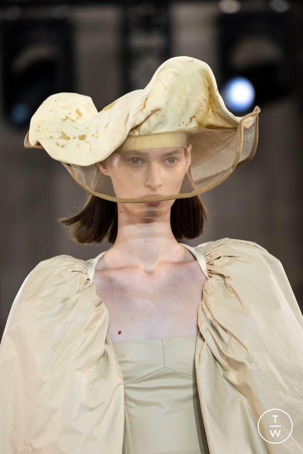 Fashion Week Paris Spring/Summer 2024 look 23 de la collection Uma Wang womenswear accessories