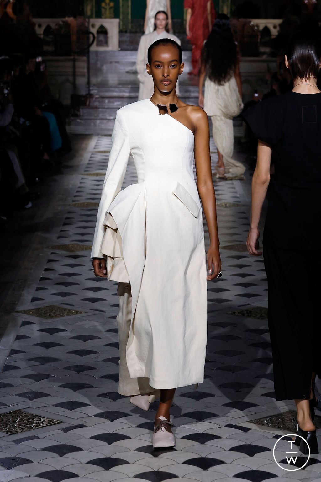 Fashion Week Paris Spring/Summer 2025 look 15 from the Uma Wang collection womenswear