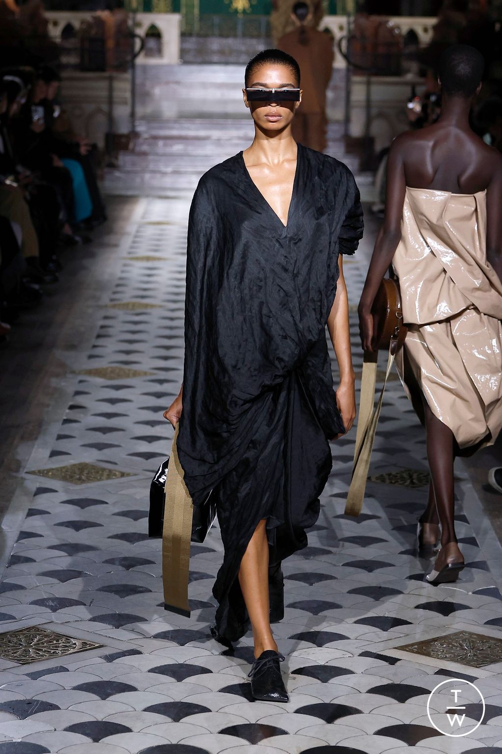 Fashion Week Paris Spring-Summer 2025 look 32 from the Uma Wang collection 女装