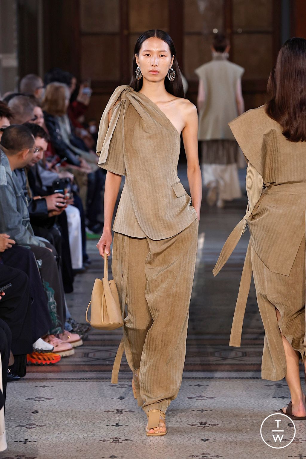 Fashion Week Paris Spring/Summer 2026 look 6 from the Uma Wang collection 女装